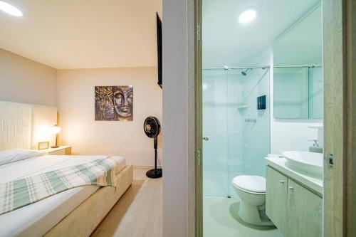 1 dormitorio con 1 cama y baño con ducha en Modern and Cozy apartment, en Sabaneta