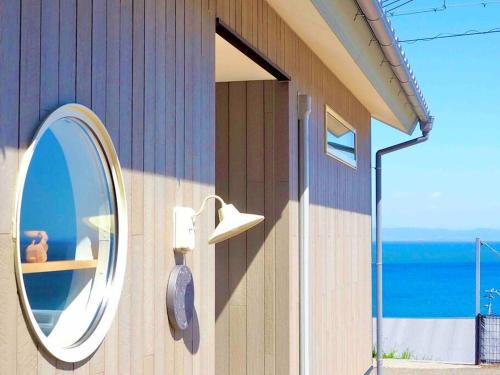 Nodaにある「淡路島一棟貸宿　野うさぎ 」高台から海を望む貸別荘！2023年新築離れの素泊まりの海洋建物横鏡