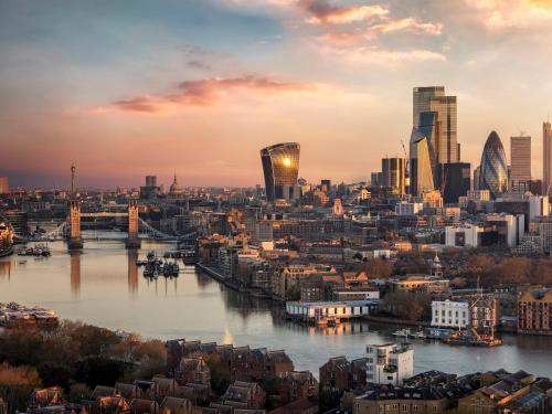 vistas a una ciudad con río y edificios en Empire Apartment en Greenhithe