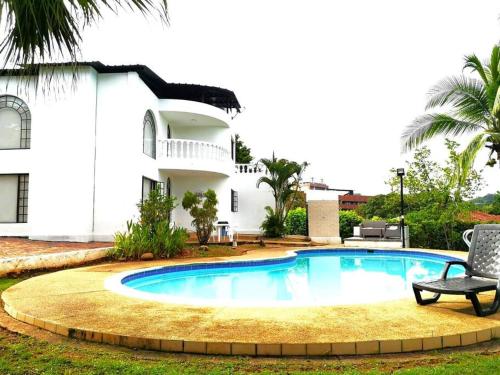 メルガルにあるEspectacular CASA FINCA con piscina, WiFi Y AAの家の前のプール