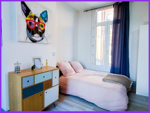 1 dormitorio con 1 cama, vestidor y ventana en 02 L Aparté By Fanny S en Saint-Quentin