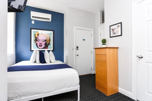 ein Schlafzimmer mit einer Wand mit blauen Akzenten und einem Bett in der Unterkunft Cozy Studio in Downtown Boston, #46 in Boston