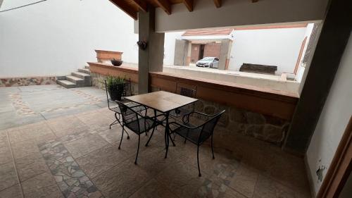 a table and chairs in a room with a window at Cara relax & nature in Tequisquiapan