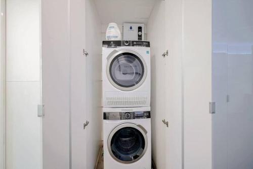 a washing machine and a dryer in a room at Tremont Smart 14 - A KCM Property in Cleveland