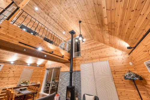 a room with wooden walls and a wooden ceiling at サウナコテージ 清里高原から程近い八ヶ岳南山麓 富士山一望 露天風呂 in Hokuto
