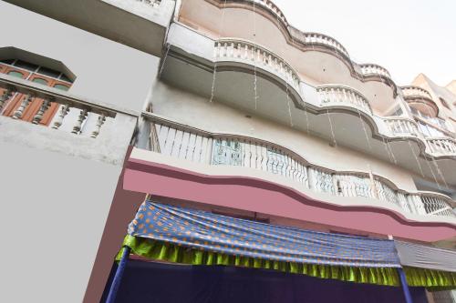 un edificio con balcones en un lateral en OYO Hotel 65035 Maa Laxmi Lodge en Bānkura