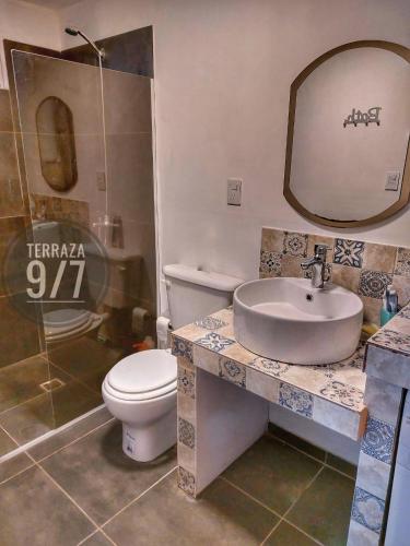 y baño con lavabo, aseo y espejo. en Loft Terraza 9I7 Cochera en Excelente Ubicación en Villa Mercedes