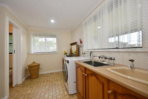 La cuisine est équipée d'un évier et d'un lave-vaisselle. dans l'établissement Jacks Kangaroo Island, à Kingscote