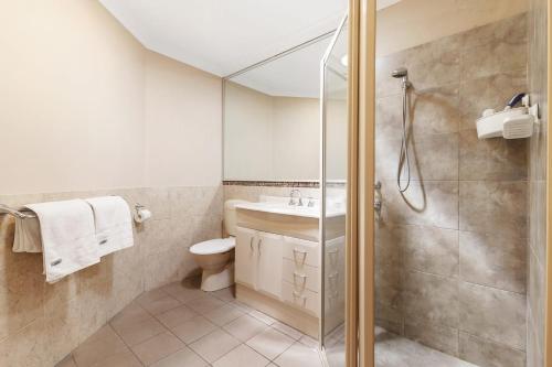 een badkamer met een douche, een toilet en een wastafel bij Swan River Applecross Heathcote Park 1BR Villa in Perth