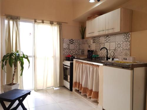 una cucina con lavello e fornello forno superiore di Departamento San Martín II a Paso de los Libres