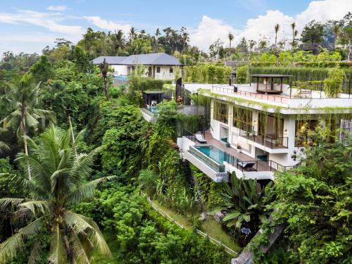 una vista aérea de una casa en la selva en The Pala Ubud by Elite Havens, en Bedahulu