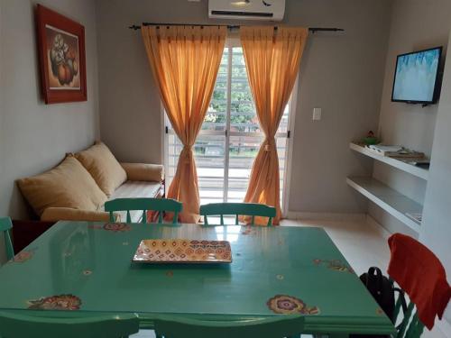 un soggiorno con tavolo e sedie verdi di Hermoso DPTO Turistico. a Destilería Chachapoyas