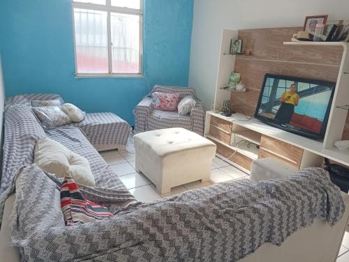 sala de estar con sofá y TV en Curta Orla de Salvador com Custo Beneficio, en Salvador