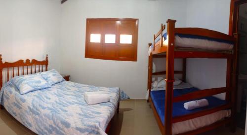 1 dormitorio con litera y escalera de litera en Cabaña Villa Esperanza, en Zapatoca