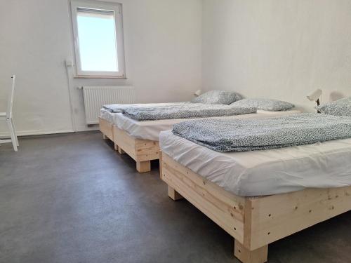 een groep van drie bedden in een kamer bij hoteliving Apartments Gießen-Süd in Gießen