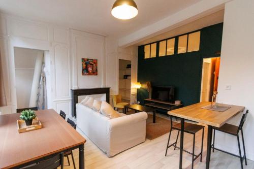 un salon avec un canapé blanc et une table dans l'établissement Lafra 1 - Comfort & Modern - Mon Groom, à Troyes