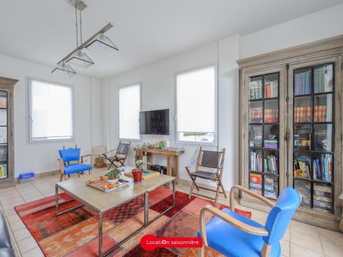 Photo de la galerie de l'établissement Maison Charme 120m², Proche Plage, 6/8 Pers, Jardin Clos, Wifi, Equipements Bébé - FR-1-535-19, à Châtelaillon-Plage