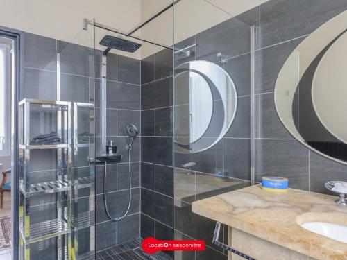 ein Bad mit einer Dusche, einem Waschbecken und Spiegeln in der Unterkunft Maison Châtelaillon-Plage, 5 pièces, 8 personnes - FR-1-535-19 in Châtelaillon-Plage