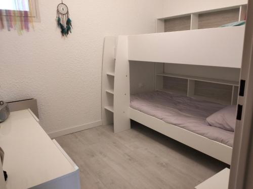 Tempat tidur susun dalam kamar di Appartement Corrençon-en-Vercors, 2 pièces, 4 personnes - FR-1-761-10