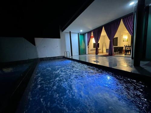 Private Pool Selangor Puchong Cyberjaya Putrajaya في بوتشونغ: مسبح بمياه زرقاء في بيت
