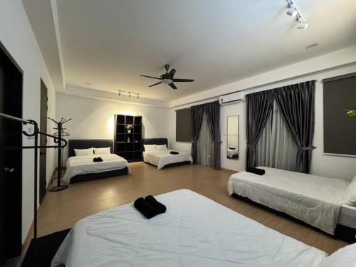 1 Schlafzimmer mit 3 Betten und einem Deckenventilator in der Unterkunft Private Pool Selangor Puchong Cyberjaya Putrajaya in Puchong