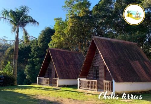 une petite maison avec un palmier en arrière-plan dans l'établissement Estância das Nascentes Chalé 1, à Salesópolis