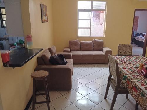a living room with a couch and a table at Hóspede se bem e com custo beneficio em Salvador in Salvador