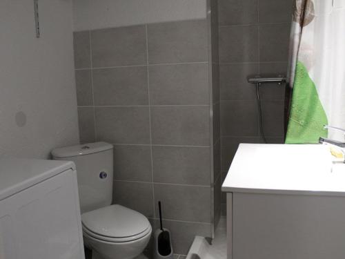 une salle de bain avec des toilettes blanches et une douche dans l'établissement Appartement 2 Pièces avec Grande Terrasse et Parking – Proche Mer, Calme, 4 Couchages - FR-1-326-653, à Le Castellas
