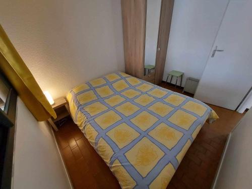 une petite chambre avec un lit dans une pièce dans l'établissement Appartement 2 Pièces avec Grande Terrasse et Parking – Proche Mer, Calme, 4 Couchages - FR-1-326-653, à Le Castellas