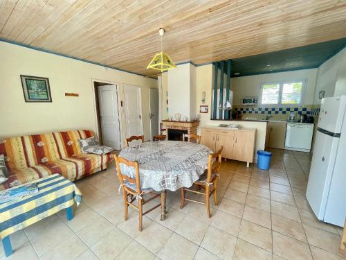 - une cuisine et une salle à manger avec une table et un canapé dans l'établissement Maison de plain-pied 4 pers., proche centre et plage - FR-1-231-270, à Bretignolles-sur-Mer