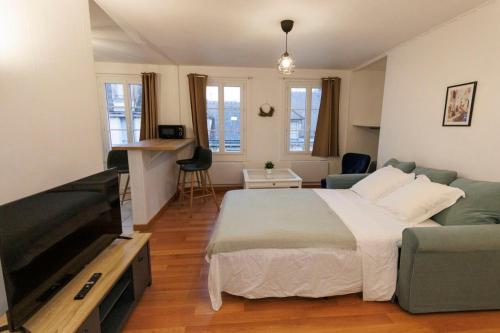 une chambre avec un lit et une télévision à écran plat dans l'établissement Lafra 4 - Lumineux & Accueillant - Mon Groom, à Troyes