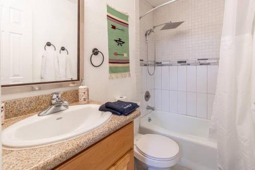 La salle de bains est pourvue d'un lavabo, de toilettes et d'une baignoire. dans l'établissement Stylish-Serene Midtown Getaway: Retreat for Two, à Reno