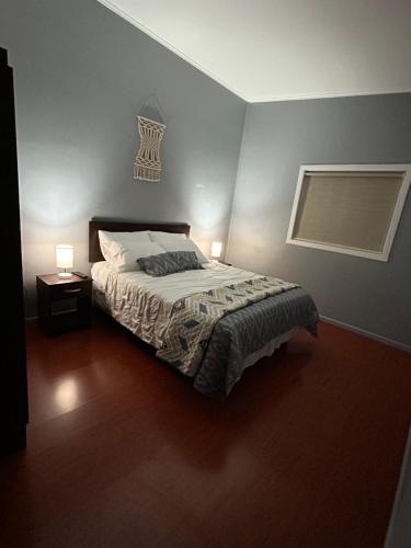 Uma cama ou camas num quarto em Hostal Esesur