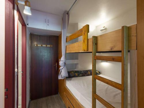 - une chambre avec 2 lits superposés et une porte dans l'établissement Studio confortable 6 pers. au pied des pistes, Gourette - FR-1-400-126, à Eaux-Bonnes