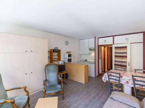 un petit appartement avec une cuisine et un salon dans l'établissement Studio confortable 6 pers. au pied des pistes, Gourette - FR-1-400-126, à Eaux-Bonnes