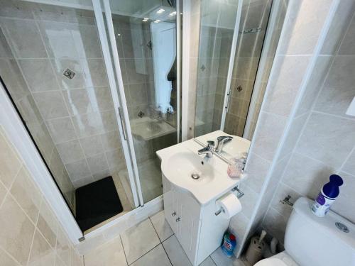 une salle de bain avec un lavabo, une douche et des toilettes dans l'établissement Appartement rénové proche plage avec parking privatif - FR-1-723-124, au Cap d'Agde