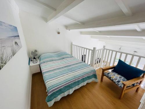 une petite chambre avec un lit et une chaise dans l'établissement Appartement rénové proche plage avec parking privatif - FR-1-723-124, au Cap d'Agde