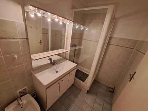 une salle de bain avec un lavabo, une douche et des toilettes dans l'établissement Appartement spacieux avec belle terrasse, proche pistes et commerces de Pra Loup 1600 - FR-1-165A-188, à Uvernet