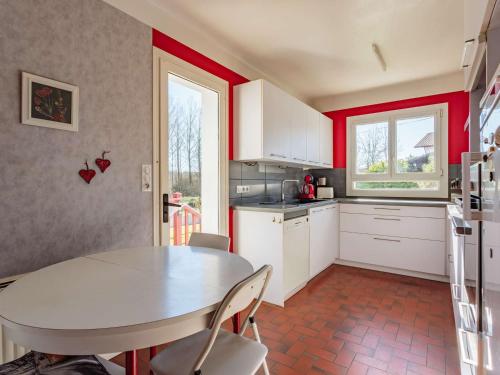 - une cuisine avec une table, une table et des chaises dans l'établissement Maison de caractère à Briscous: 4 chambres, jardin, proche Bayonne et plages, idéal famille et randonnées - FR-1-3-603, à Briscous