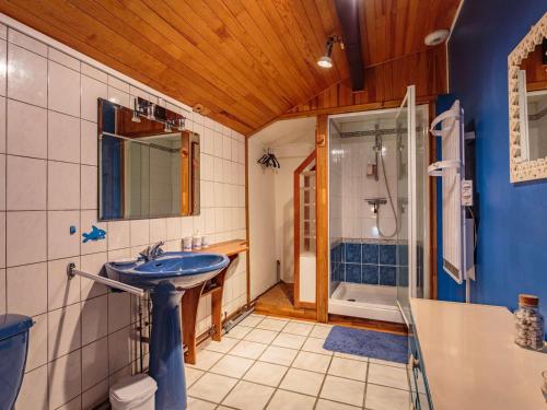 une salle de bain avec un lavabo bleu et une douche dans l'établissement Maison de caractère à Briscous: 4 chambres, jardin, proche Bayonne et plages, idéal famille et randonnées - FR-1-3-603, à Briscous