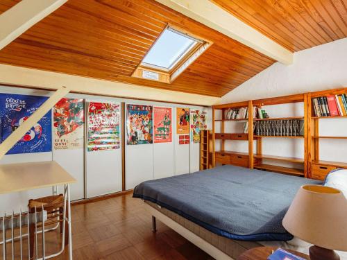 une chambre avec un lit et un plafond en bois dans l'établissement Maison de caractère à Briscous: 4 chambres, jardin, proche Bayonne et plages, idéal famille et randonnées - FR-1-3-603, à Briscous