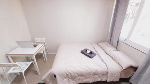 Una cama o camas en una habitación de 1975 Yurim Inn