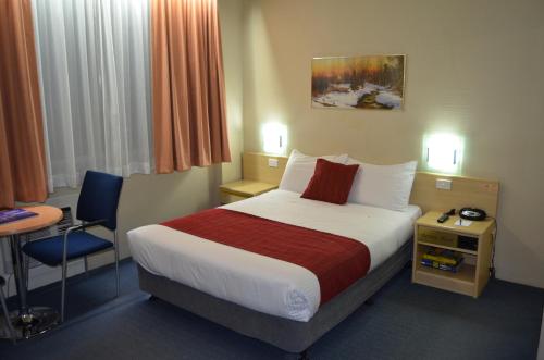 Tempat tidur dalam kamar di Devere Hotel