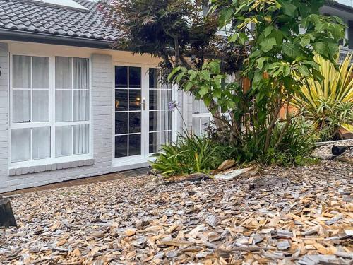 Κήπος έξω από το Stylish Guesthouse in the Heart of Belrose