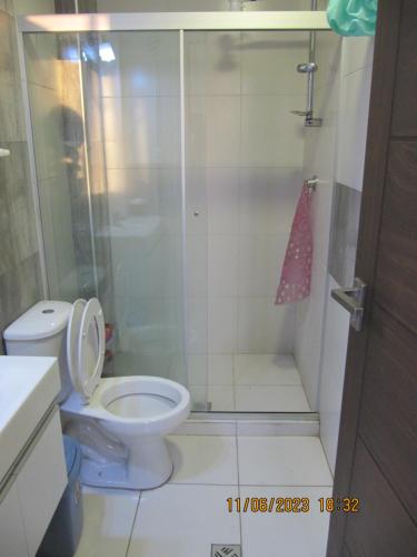 a bathroom with a toilet and a shower at Departamento Familiar Portales in Cochabamba