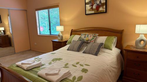 1 dormitorio con 1 cama con 2 almohadas en Rainforest Cabin in Doon Doon NSW, 