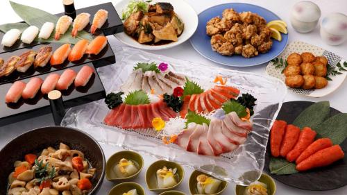 uma mesa com vários tipos diferentes de alimentos em Solaria Nishitetsu Hotel Fukuoka em Fukuoka