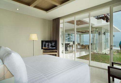 Postel nebo postele na pokoji v ubytování Hotel Santika Premiere Beach Resort Belitung