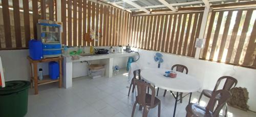 uma cozinha com mesa e cadeiras num quarto em CocoHut Beach House em Locaroc