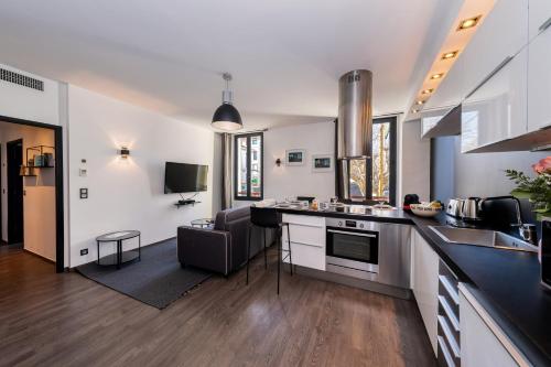 une cuisine et un salon avec des murs blancs et du parquet dans l'établissement Heart of Cannes Amazing design apartment Croisette Top Location Best Seller by OIam Properties, à Cannes